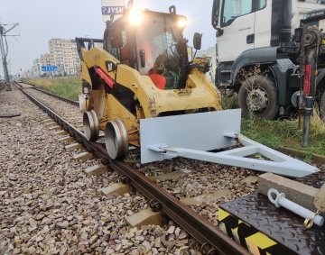 Modyfikacja do poruszania sie po torach sprzetu budowlanego
